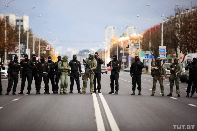 Работники силовых структур на акции протеста в Минске