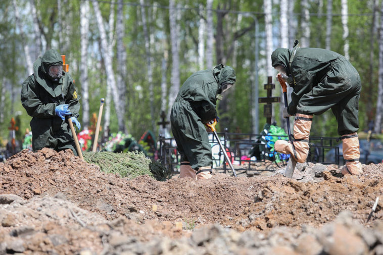 Похороны пациентов, умерших от коронавируса, на Бутовском кладбище