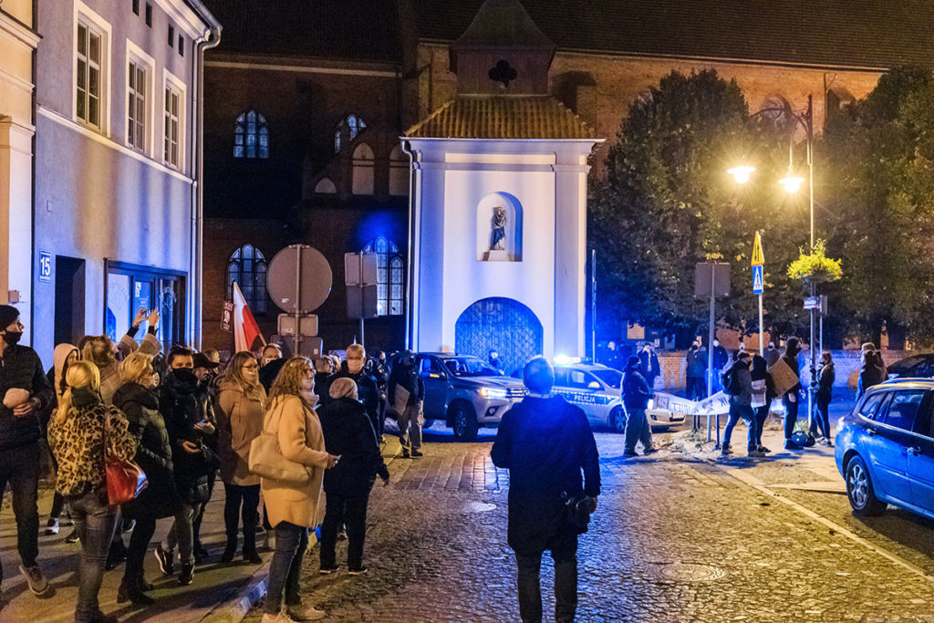 Протестующие и полиция у собора в городе Лидзбарк-Варминьски