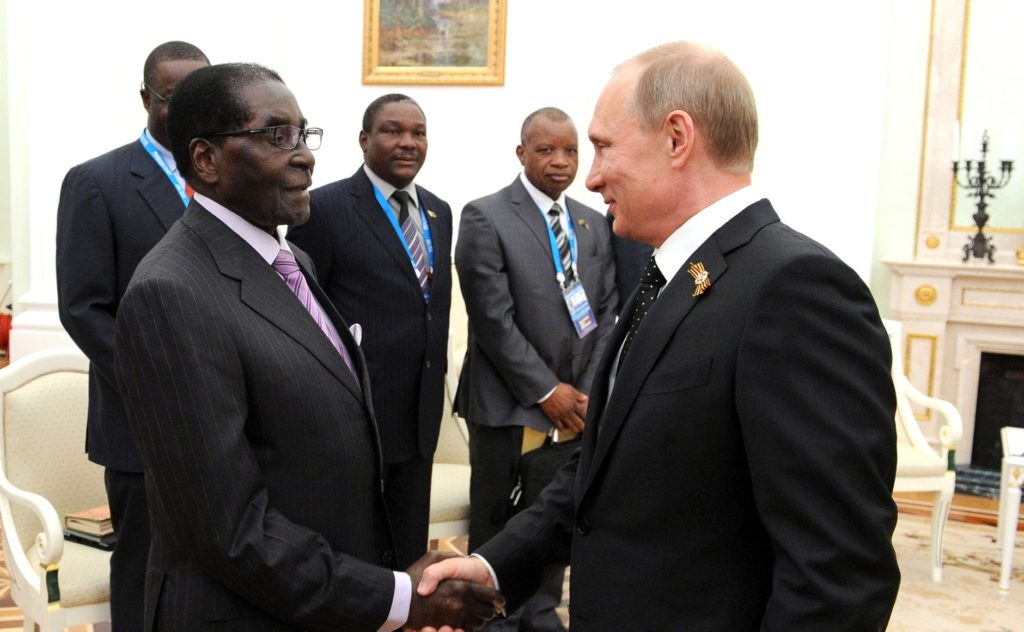 Экс-президент Зимбабве Роберт Мугабе с Владимиром Путиным