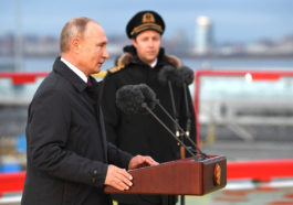 Владимир Путин принимает участие в церемонии подъема флага на новом ледоколе «Виктор Черномырдин»