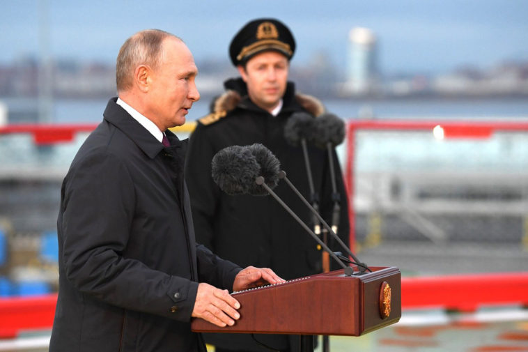 Владимир Путин принимает участие в церемонии подъема флага на новом ледоколе «Виктор Черномырдин»