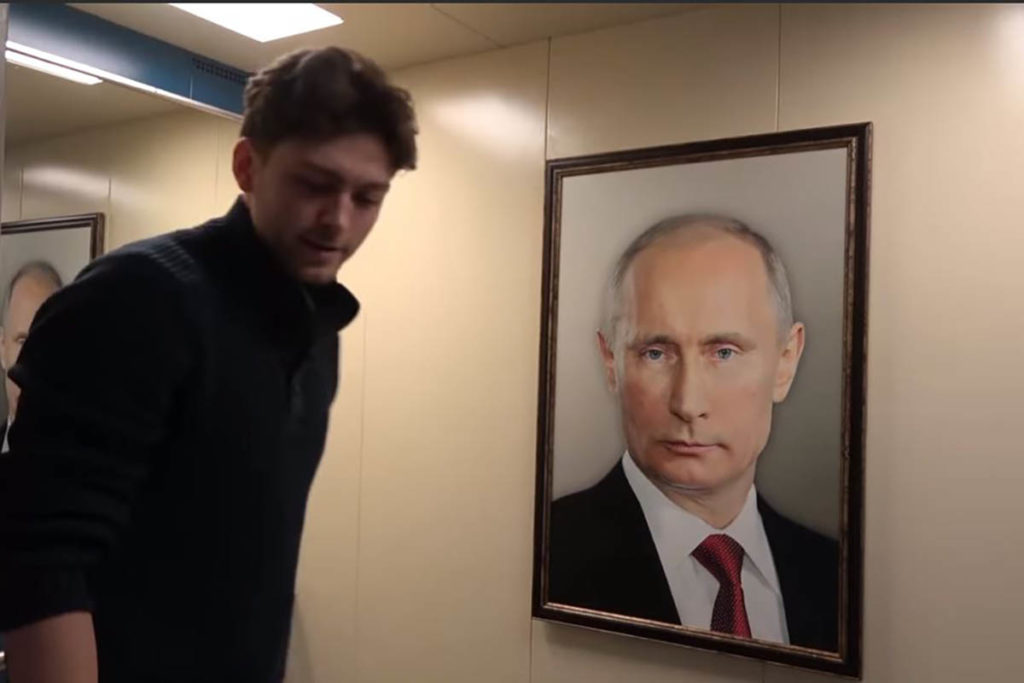 Портрет Владимира Путина в лифте в Москве