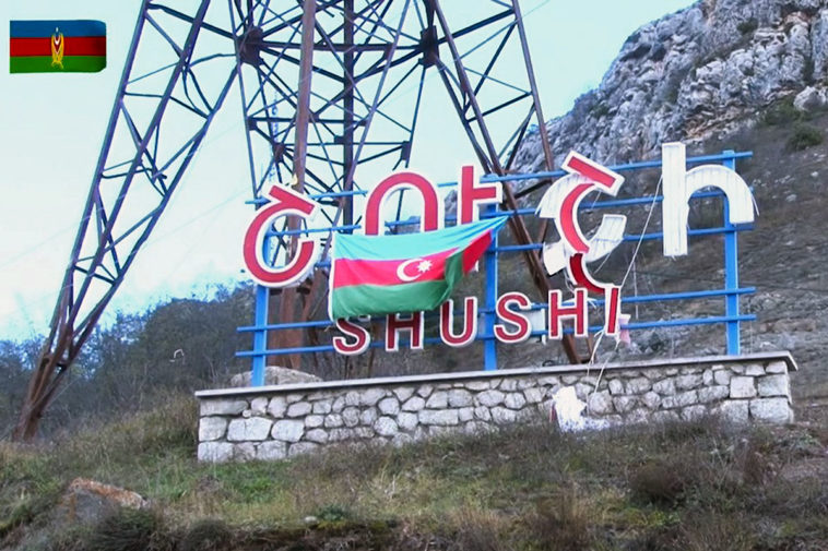 Флаг Азербайджана на въезде в город Шуша 9 ноября 2020 года