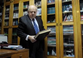 Политик Станислав Шушкевич в своей квартире во время интервью