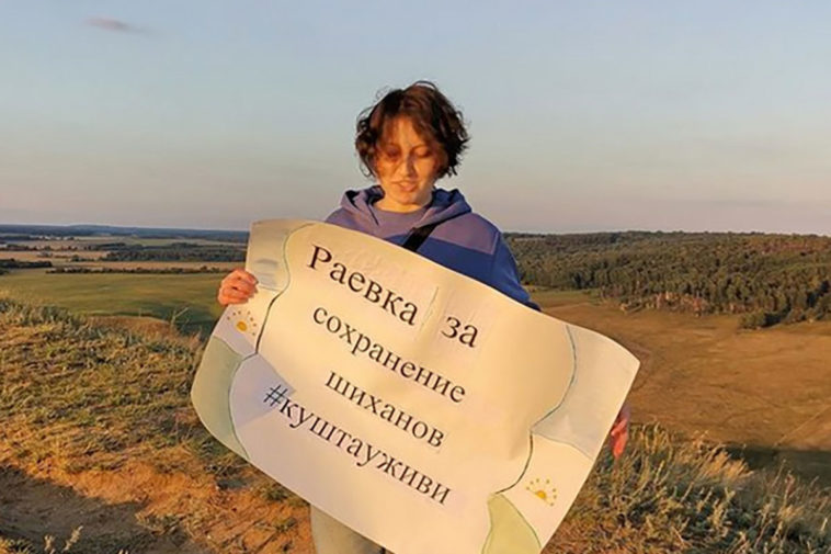 Диляра Ахуньянова с плакатом на горе на закате