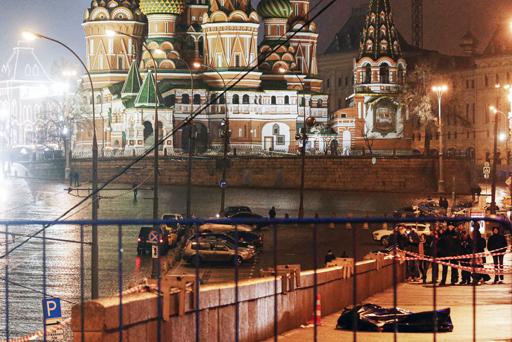 28 февраля 2015 года. На месте убийства политика Бориса Немцова на Большом Москворецком мосту