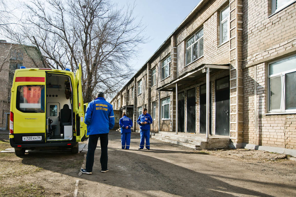 Оренбург. Автомобиль реанимации у здания Оренбургской областной клинической инфекционной больницы, в которой лечат пациентов с коронавирусом