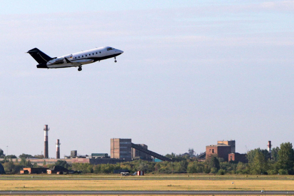 Специальный медицинский самолет с Алексеем Навальным на борту во время взлета