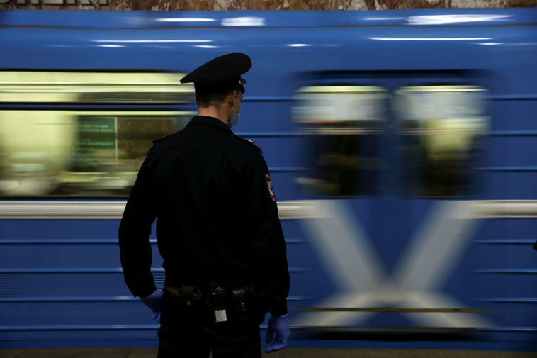 Полицейский в метро Новосибирска