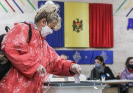 Женщина голосует на выборах президента Молдавии