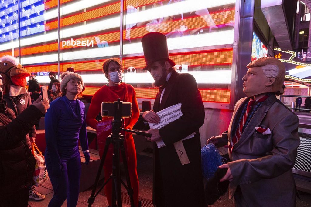 Люди в костюмах Авраама Линкольна и Дональда Трампа на Таймс-сквер в Нью-Йорке