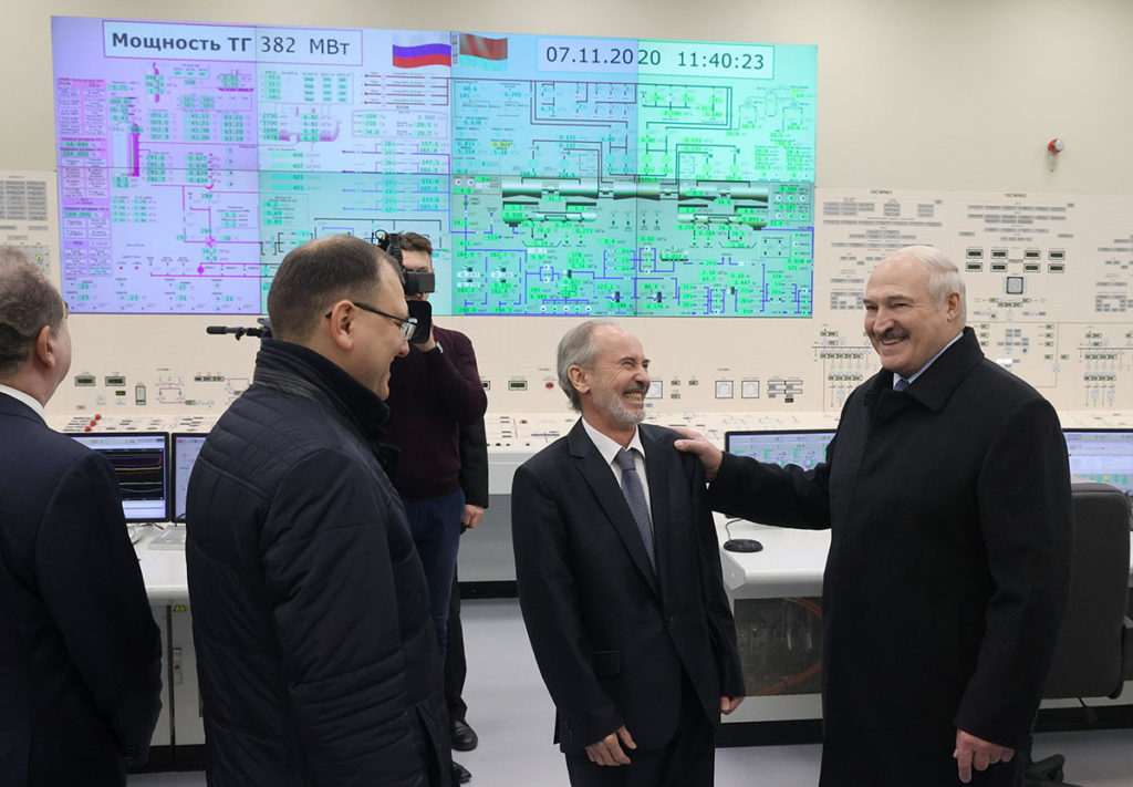 Александр Лукашенко и главный инженер Белорусской АЭС Анатолий Бондарь (справа налево) во время открытия первого энергоблока Белорусской атомной электростанции