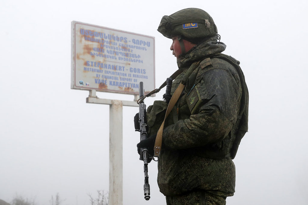 Российский миротворец на посту миротворцев и азербайджанской армии недалеко от Шуши