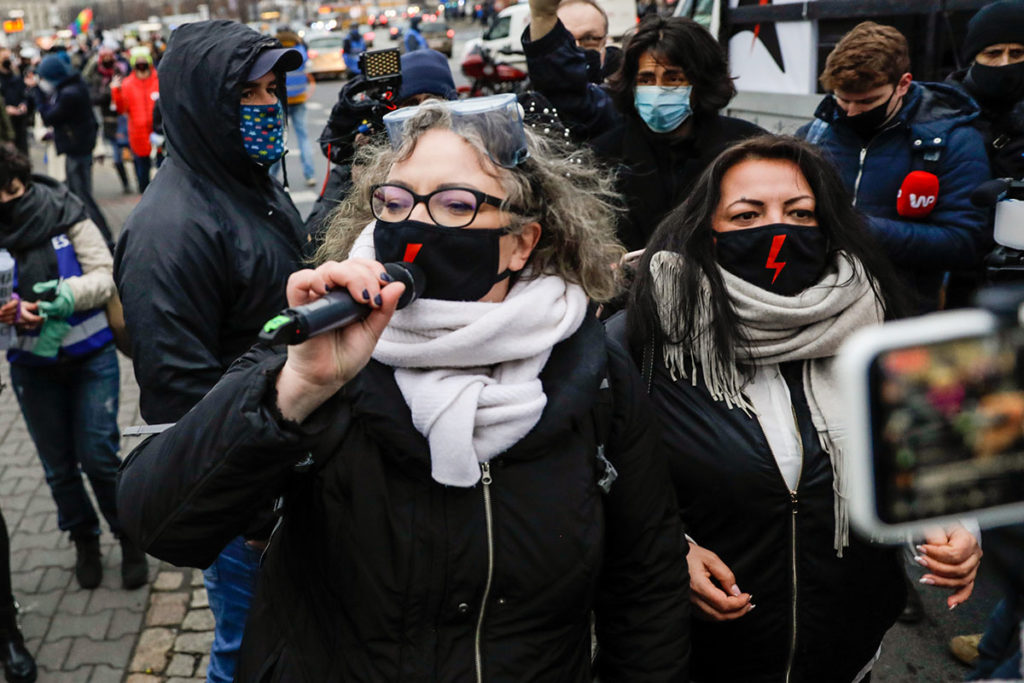 Участницы акций протеста против нового закона об абортах в Польше