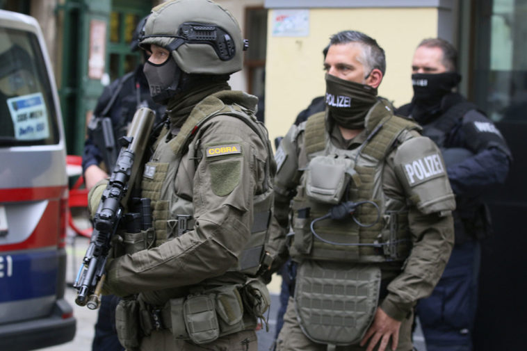 Полиция патрулирует улицы Вены после терактов