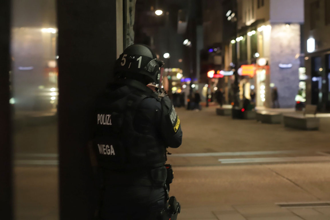 Полицейский на месте стрельбы около синагоги в Вене