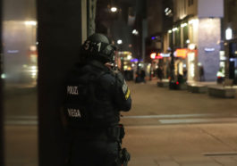 Полицейский на месте стрельбы около синагоги в Вене