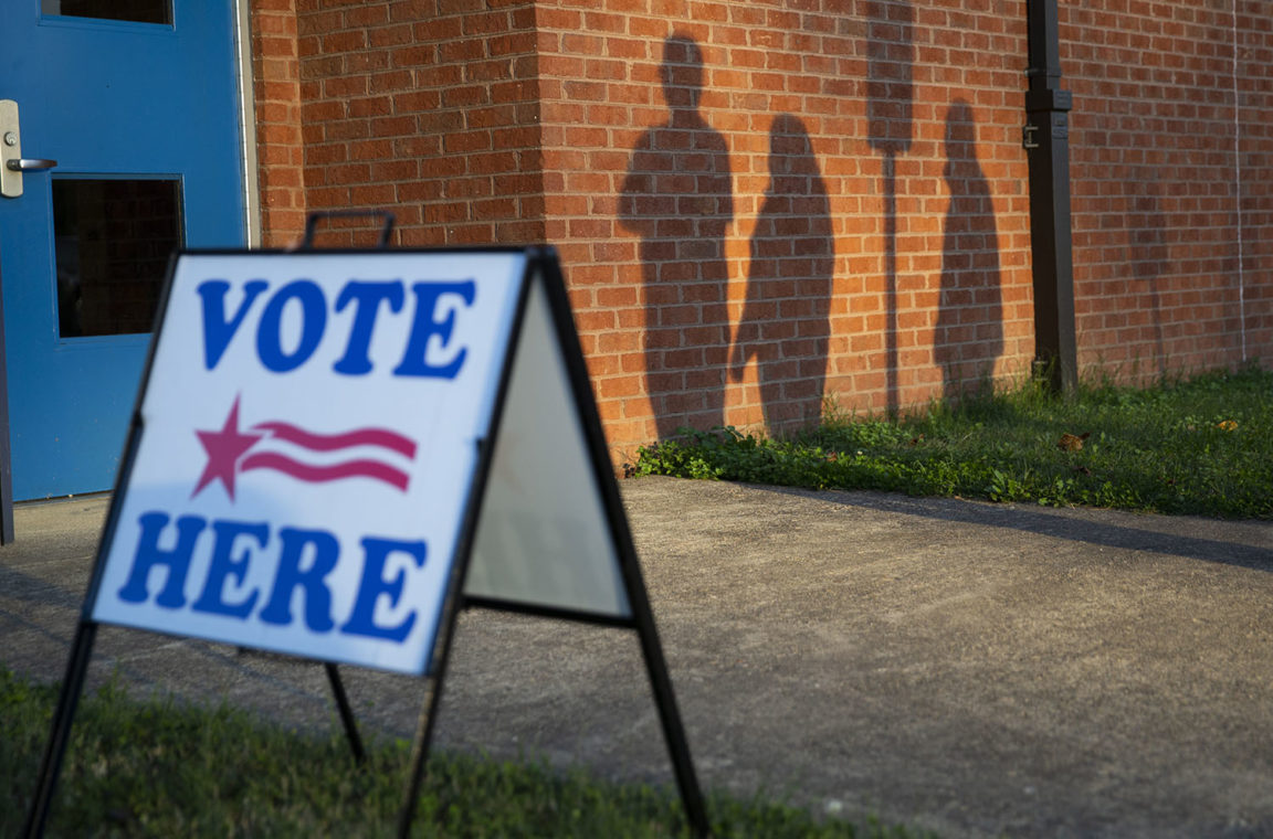 Избиратели ждут возле избирательного участка Ли Хилл в день выборов в Спотсильвейни, штат Вирджиния, во вторник, 3 ноября 2020 года