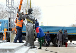 Демонтаж статуи Аленки в Нововоронеже