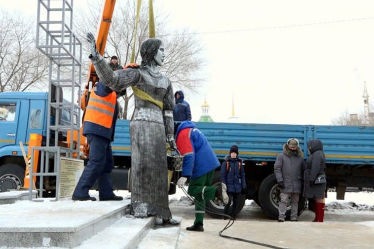 Демонтаж статуи Аленки в Нововоронеже