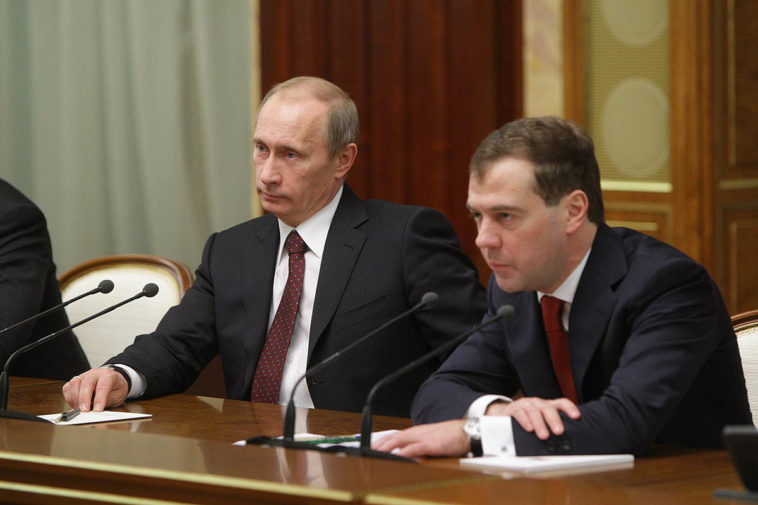 Госдума приняла законопроект о пожизненной неприкосновенности для Путина и Медведева