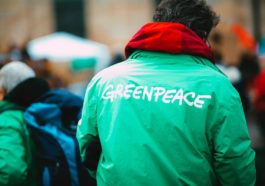 Человек в куртке Greenpeace