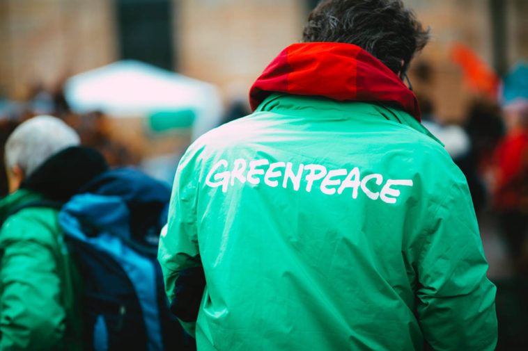 Человек в куртке Greenpeace