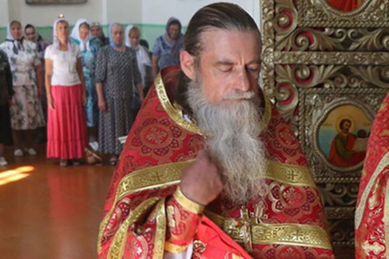 Священник Сергий Смоляков на службе