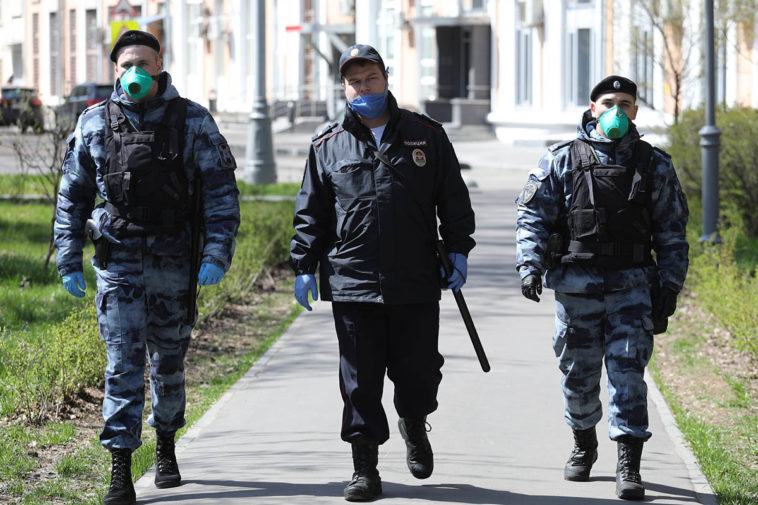 Патрули Росгвардии и полиции на улицах Москвы во время самоизоляции