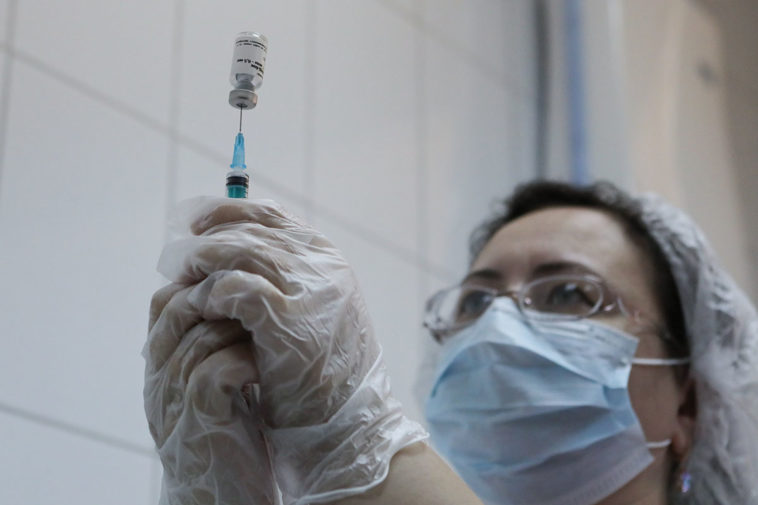 Вакцинация добровольцев от коронавируса в Москве