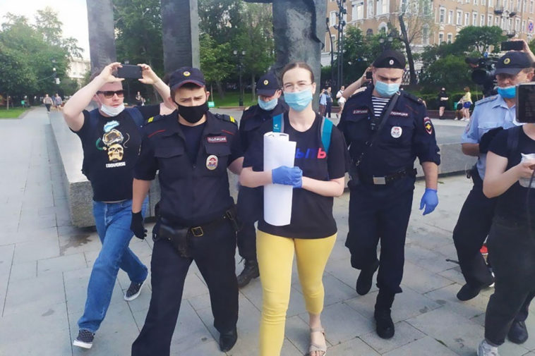 Анна Щетникова на одиночном пикете в поддержку Юлии Цветковой в Москве 27 июня 2020 года