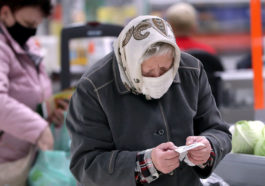 Пожилая посетительница в магазине в Омске