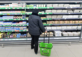Покупательница в продуктовом магазине в Москве