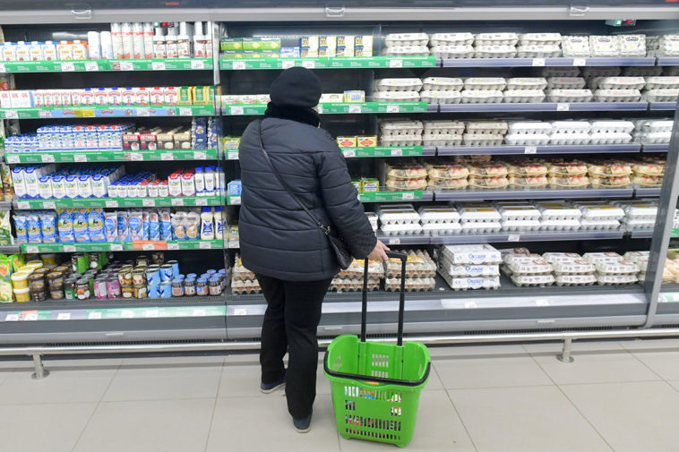 Покупательница в продуктовом магазине в Москве
