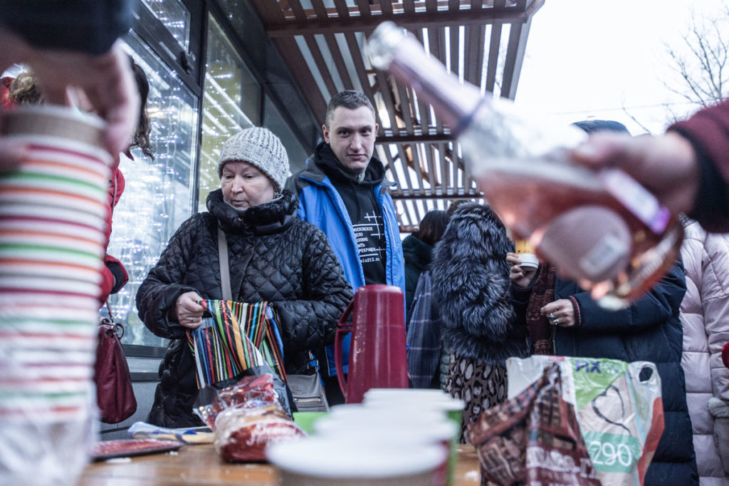 Константин Котов и поддерживающие его активисты отмечают освобождение Котова из колонии в Покрове. Фото: Юрий Белят / «МБХ медиа»