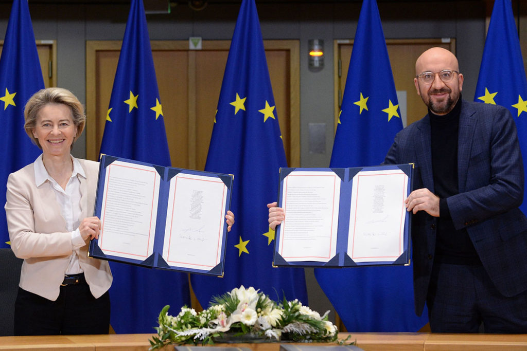 Глава Еврокомиссии Урсула фон дер Ляйен и председатель Евросовета Шарль Мишель с подписанным торговым соглашением о Brexit