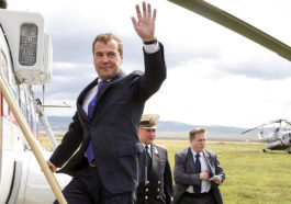 Дмитрий Медведев садится в вертолет