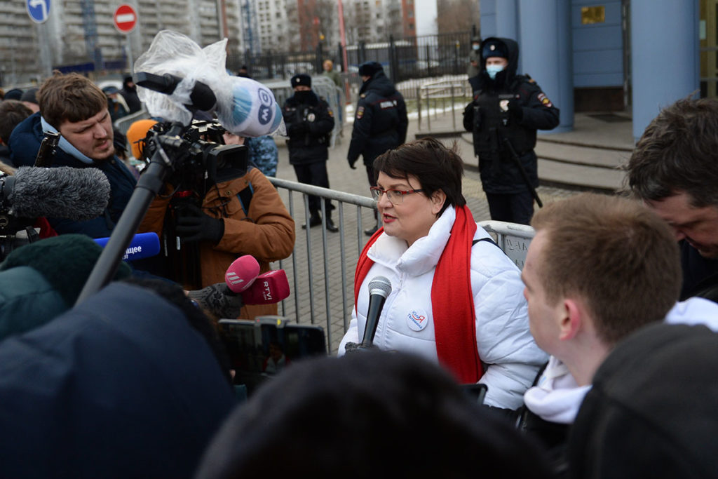 Юлия Галямина у здания суда перед оглашением приговора