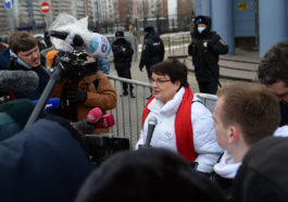 Юлия Галямина у здания суда перед оглашением приговора