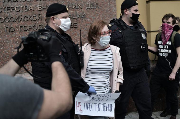 Задержание Татьяны Фельгенгауэр на одиночном пикете в поддержку Илья Азара
