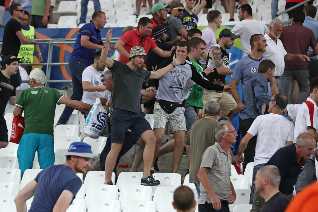 Российские болельщики во время драки с ангийскими болельщиками на Евро-2016