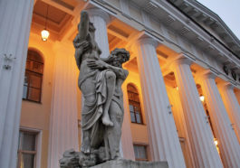 Статуя у здания Санкт-Петербургского горного университета