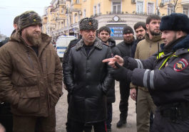 Сотрудники правоохранительных органов и глава Чечни Рамзан Кадыров (слева) на улице Мира, где было совершено нападение на полицейских