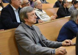 Ученый-физик Анатолий Губанов во время лекции в ФАЛТ МФТИ