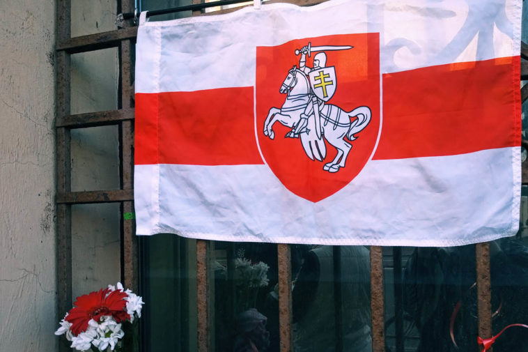 В Петербурге белорусам пригрозили штрафами за использование национальных флагов у посольства