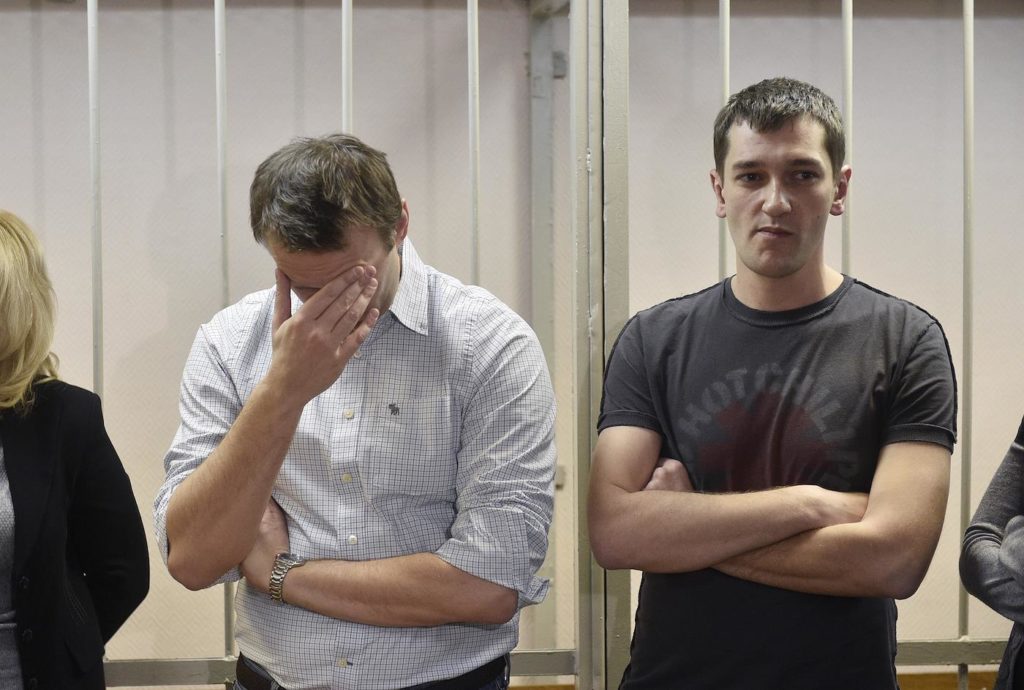 Алексей Навальный (слева) и бывший первый заместитель директора "EMS Почта России" Олег Навальный (справа) во время оглашения им приговора по делу "Ив Роше" в Замоскворецком районном суде