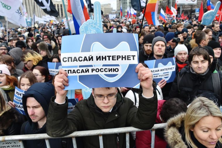 Митинг против изоляции рунета на проспекте Сахарова в Москве в 2019 году