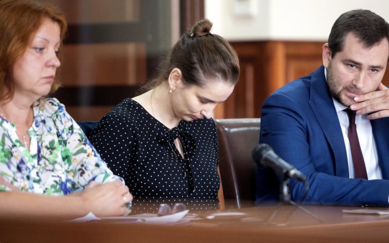 Врач-неонатолог Элина Сушкевич (в центре), обвиняемая в убийстве младенца, во время заседания Калининградского областного суда