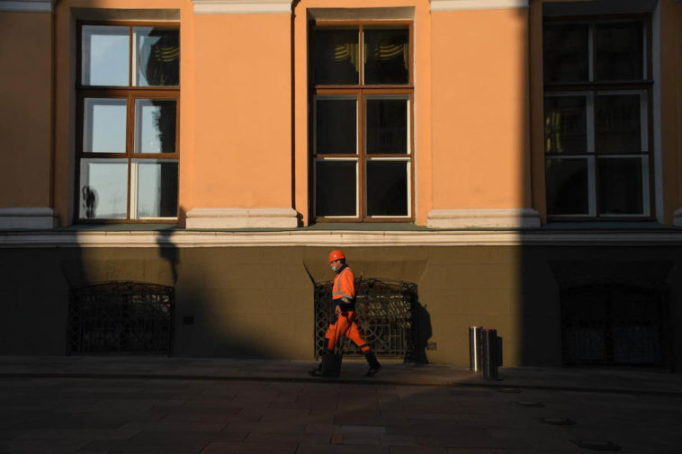 В центре Москвы охранник обстрелял дворников из пневматического пистолета